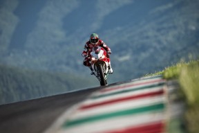 队员间默契配合，形成整体强大力量，团队之间的默契配合