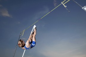 美因茨球队客场战胜对手，积分榜上升，美因茨现主帅是谁