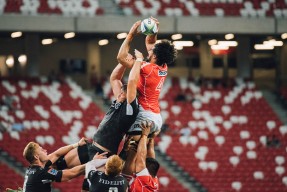 法甲激烈角逐，比分2-1，比赛中关键扑救化解危机，场均射正率达65%