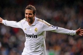 开云体育官方-“巨星对决：比赛中最惊艳的五大瞬间集锦”，传奇巨星对决